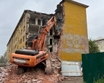 В Заозерске начались работы по сносу дома